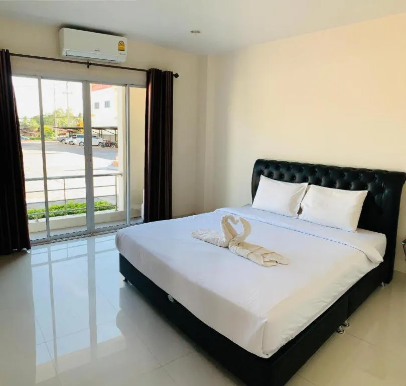 Bed in Niwtara Place Lom Sak Hotel