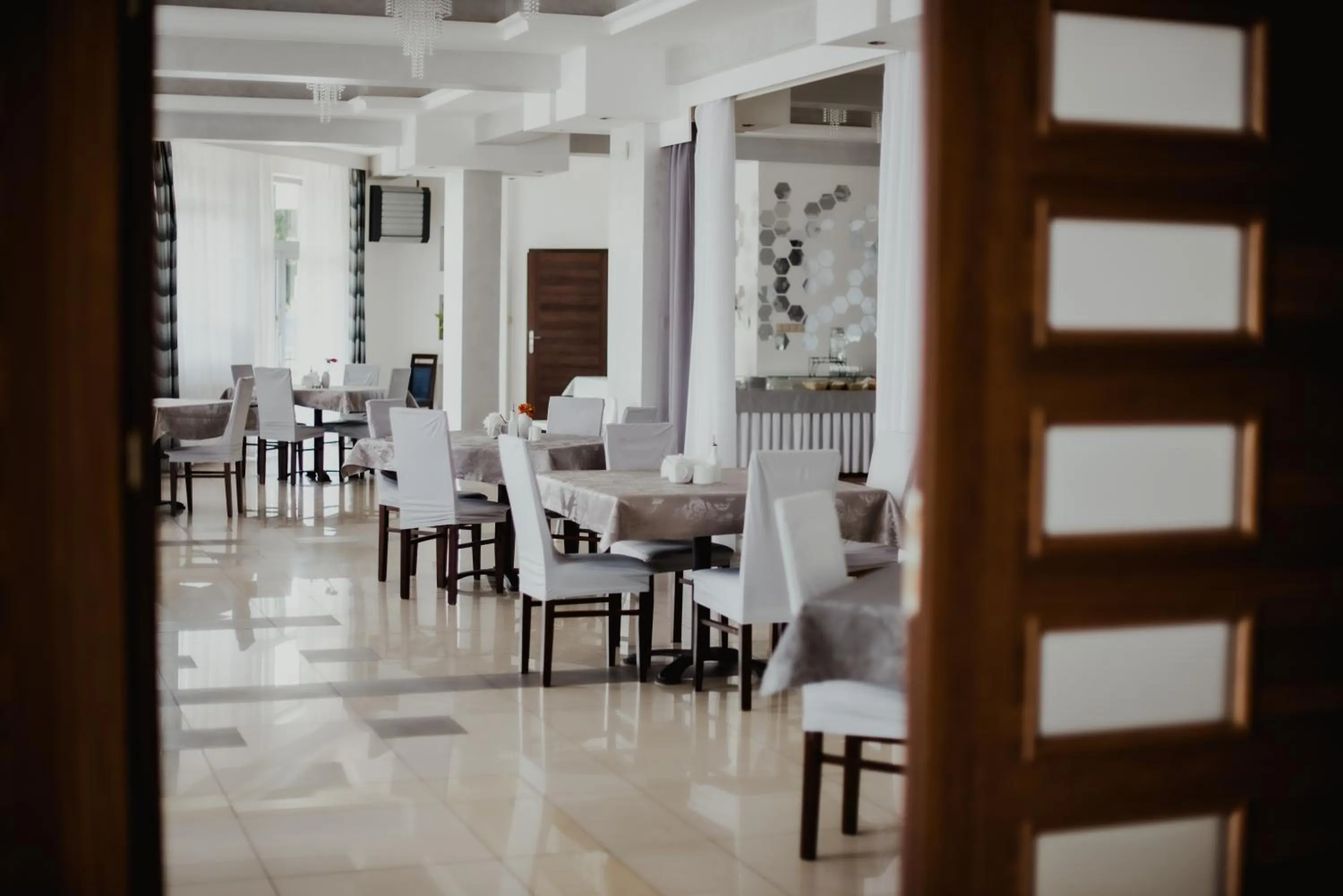 Restaurant/places to eat in Hotel Kardamon