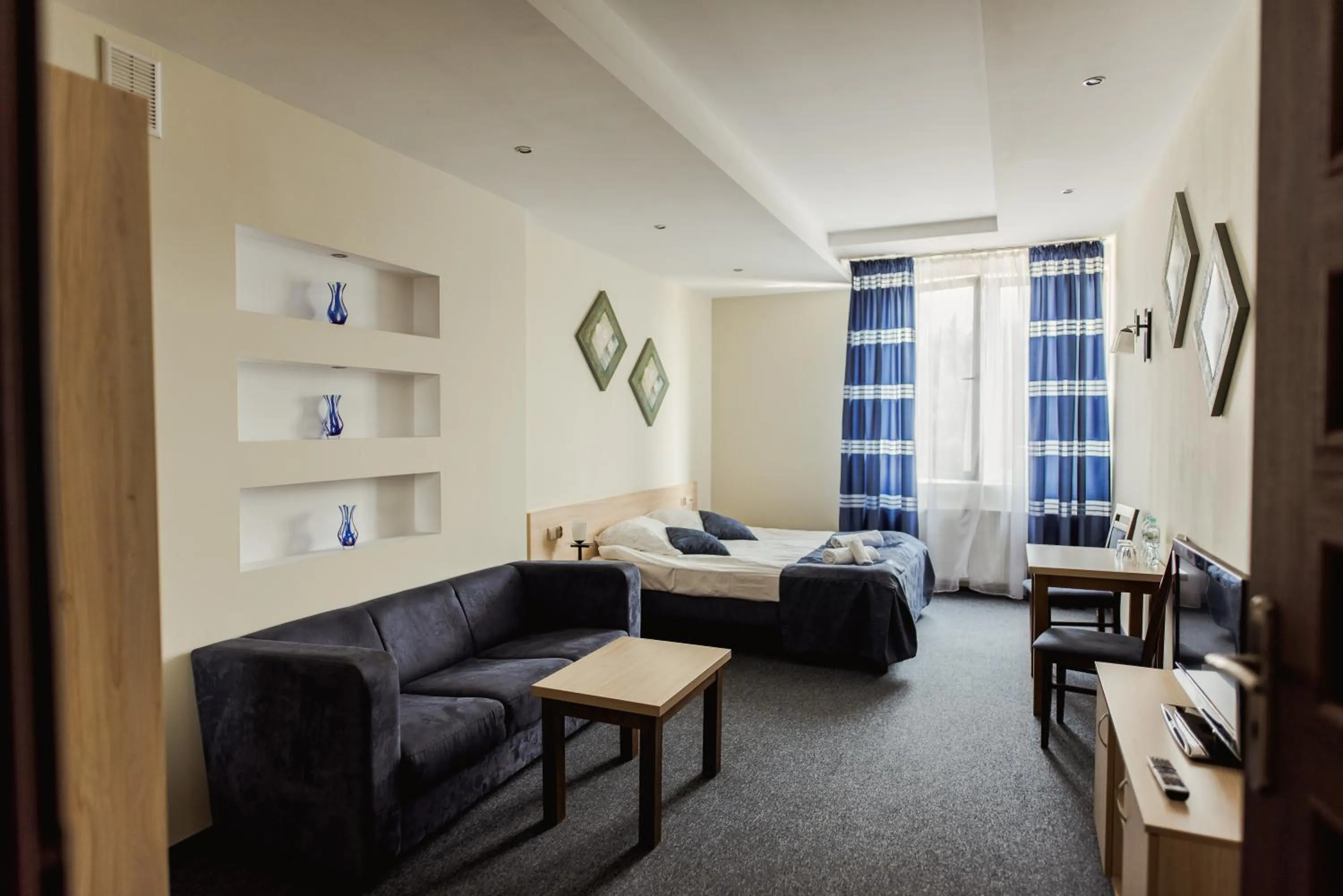 Photo of the whole room, Bed in Hotel Kardamon