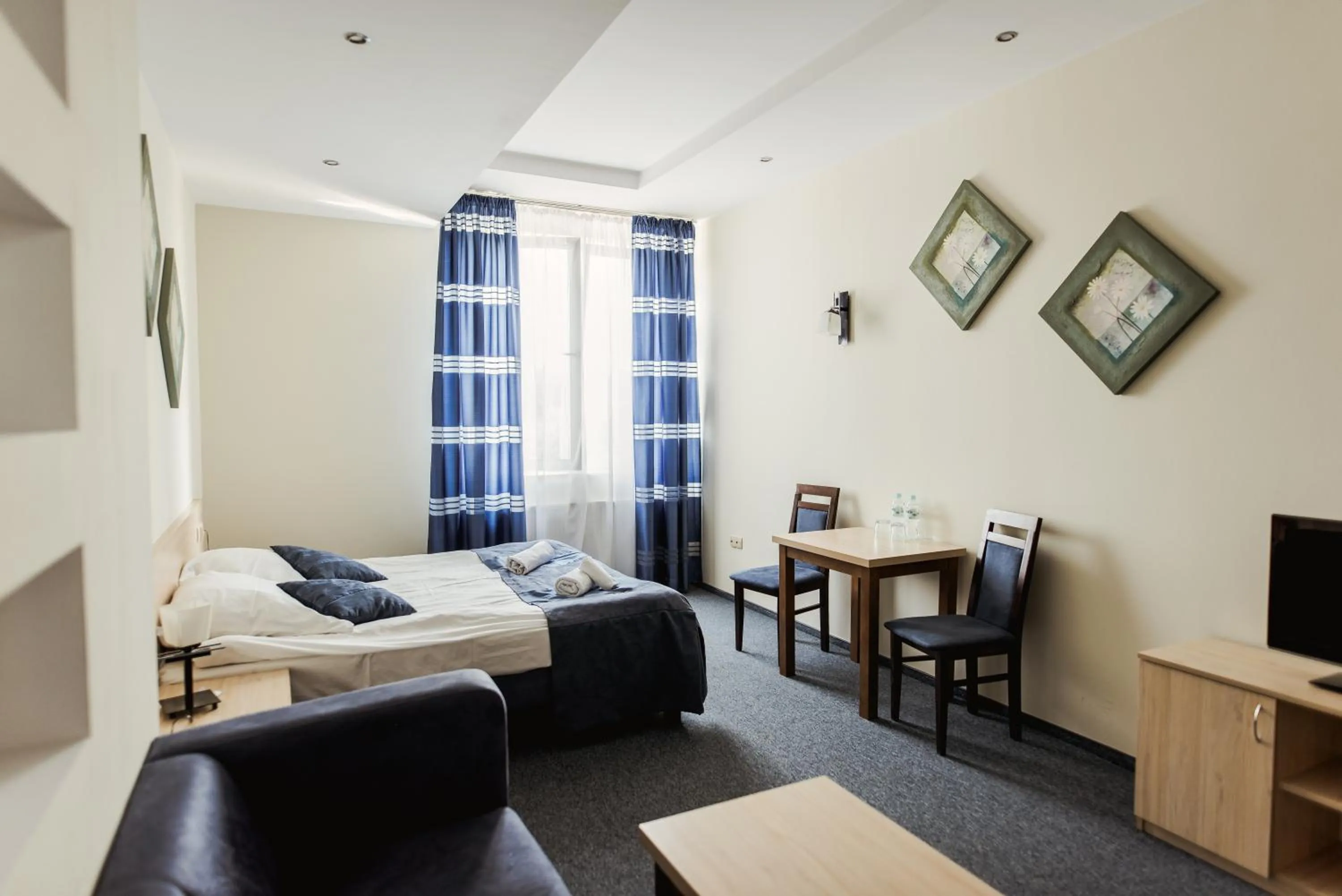 Photo of the whole room, Bed in Hotel Kardamon