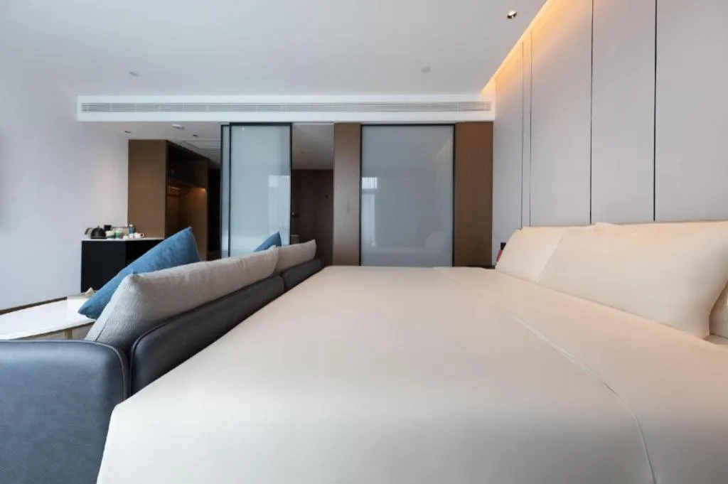 Bed in Atour Hotel Jinan Tangyan Century Avenue
