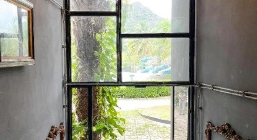 Warehouse18 Pool Cafe Resort