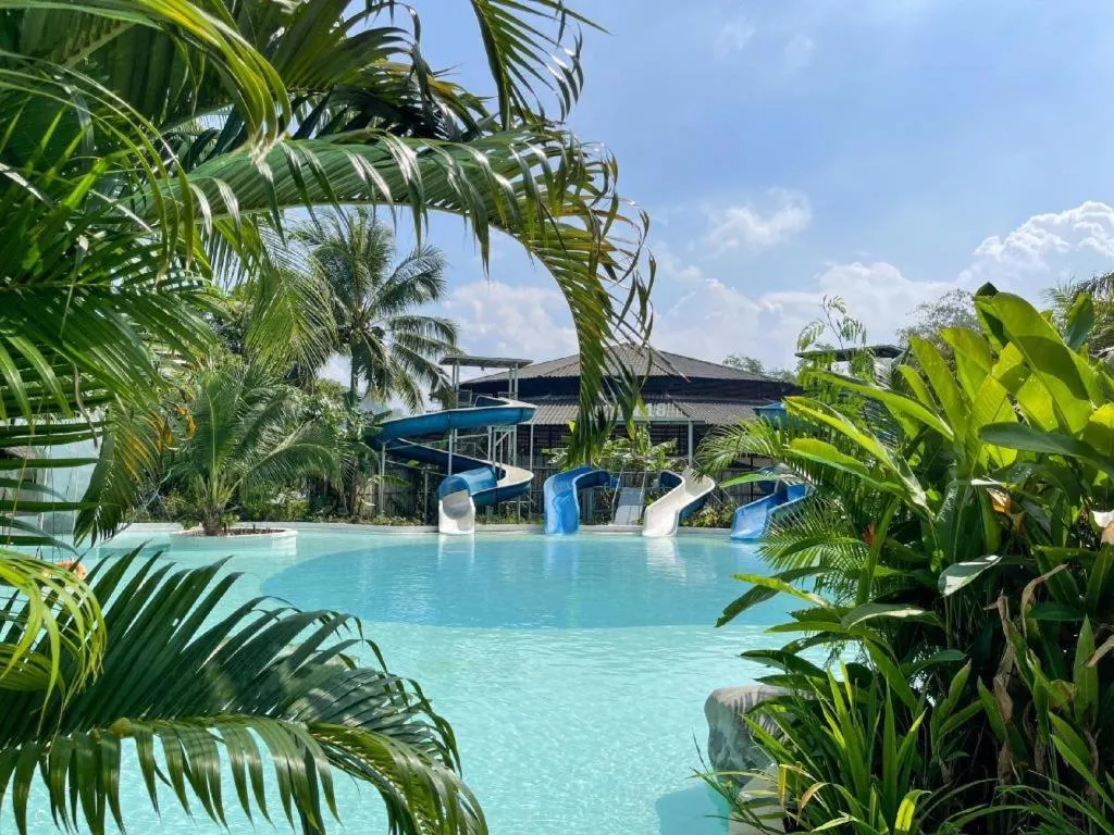 Warehouse18 Pool Cafe Resort