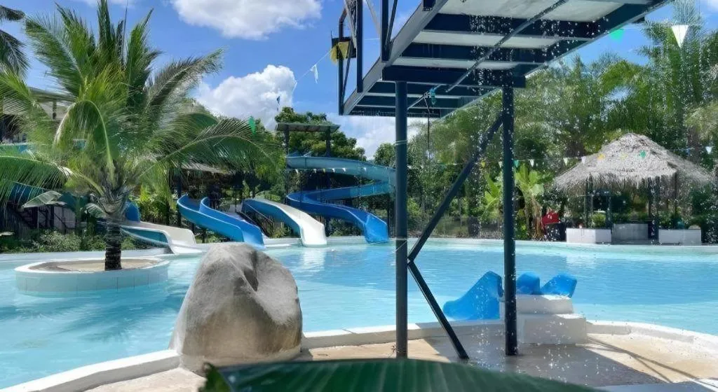 Warehouse18 Pool Cafe Resort