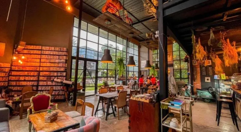 Warehouse18 Pool Cafe Resort