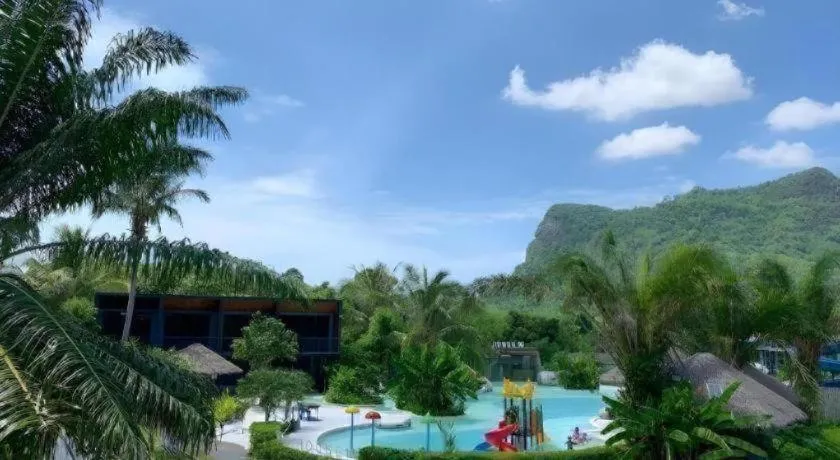 Warehouse18 Pool Cafe Resort