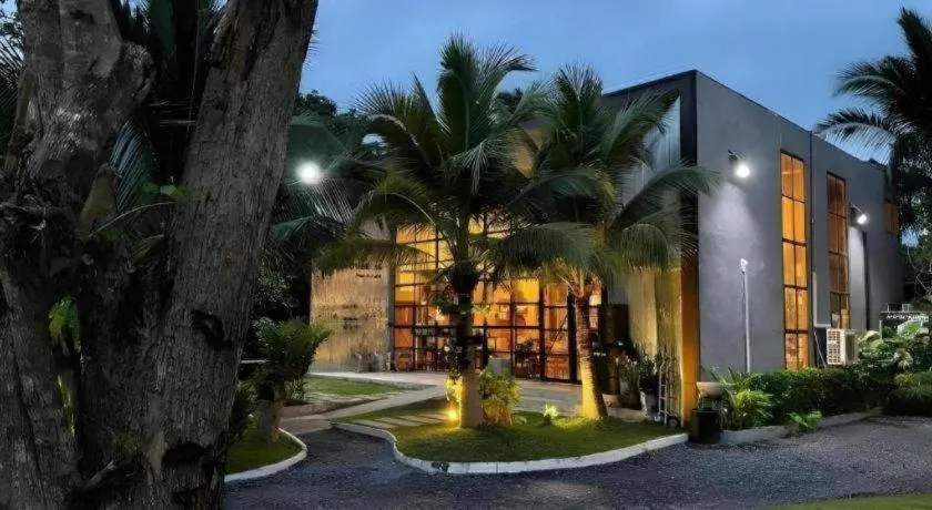 Warehouse18 Pool Cafe Resort