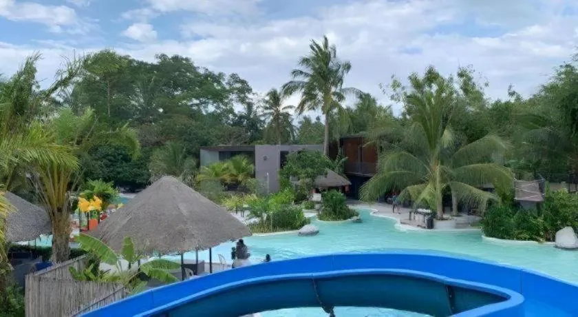 Warehouse18 Pool Cafe Resort