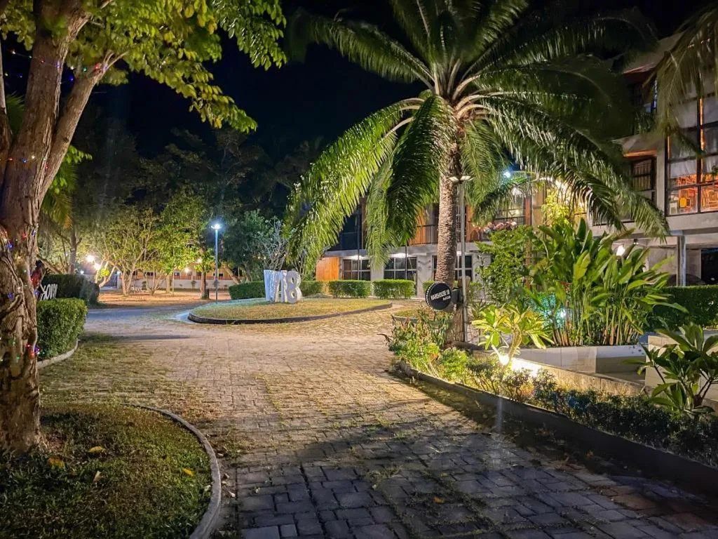 Warehouse18 Pool Cafe Resort