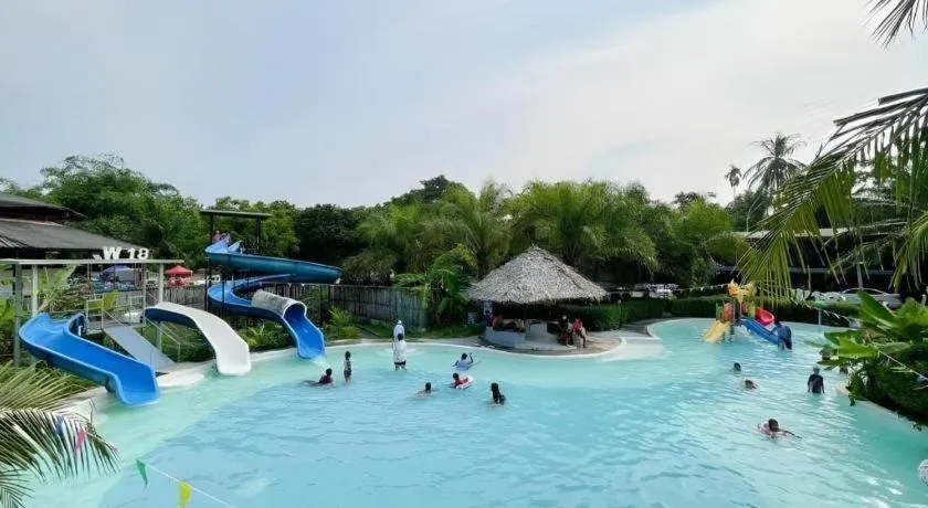 Warehouse18 Pool Cafe Resort