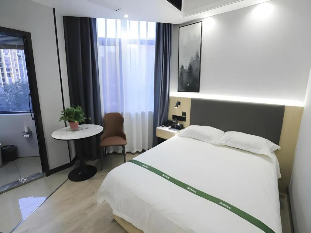 Bed in GreenTree Inn Express Fuyang University Town West High-Speed Railway Station