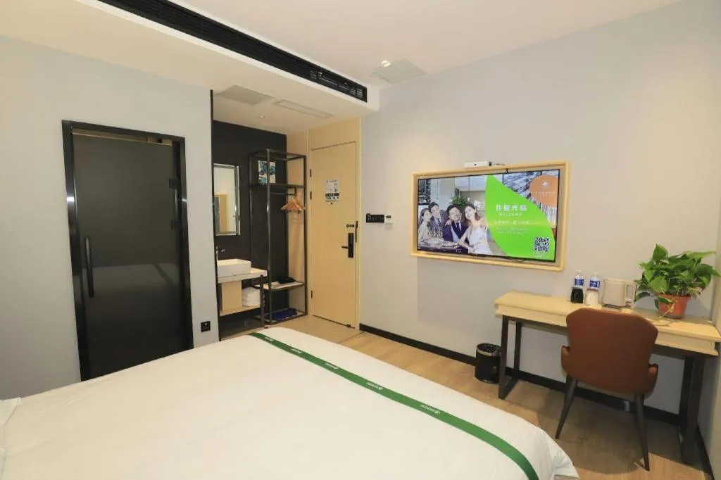 Bed in GreenTree Inn Express Fuyang University Town West High-Speed Railway Station