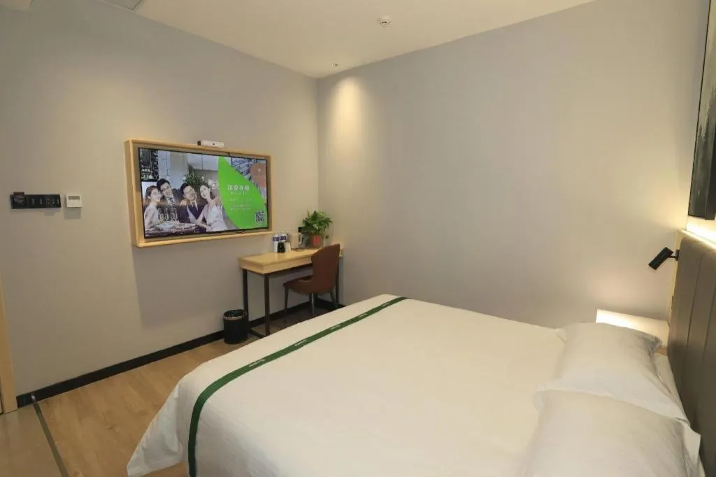 Bed in GreenTree Inn Express Fuyang University Town West High-Speed Railway Station