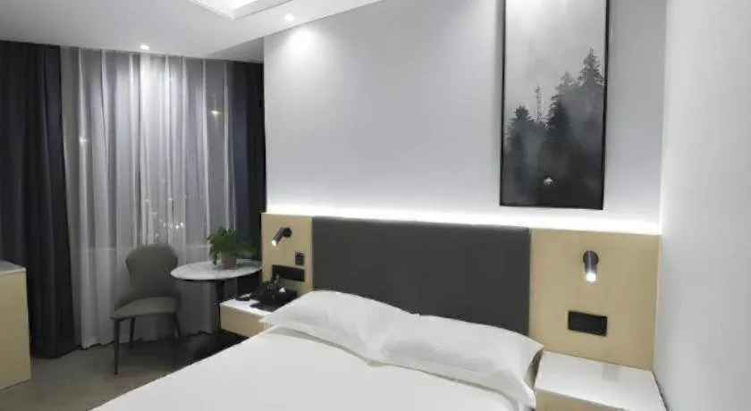 Bed in GreenTree Inn Express Fuyang University Town West High-Speed Railway Station