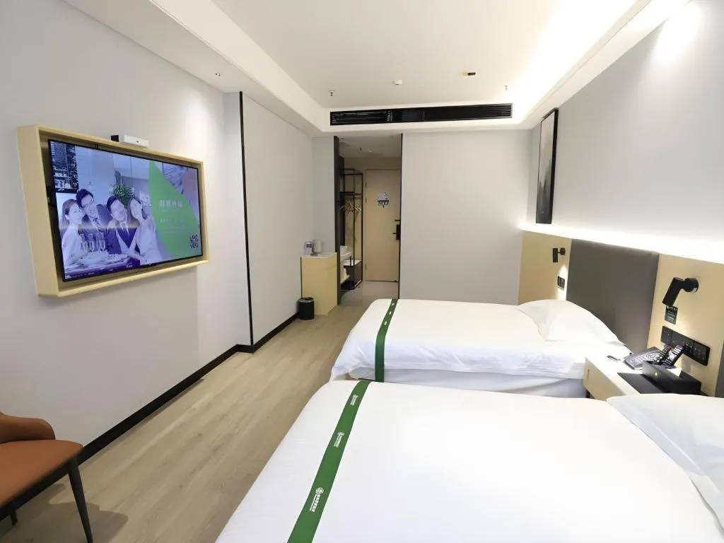 Bed in GreenTree Inn Express Fuyang University Town West High-Speed Railway Station