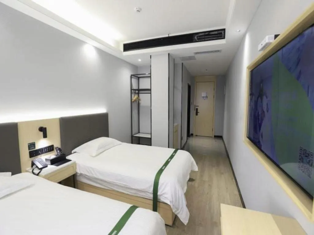 Bed in GreenTree Inn Express Fuyang University Town West High-Speed Railway Station