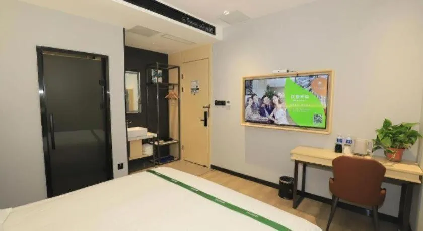 Bed in GreenTree Inn Express Fuyang University Town West High-Speed Railway Station