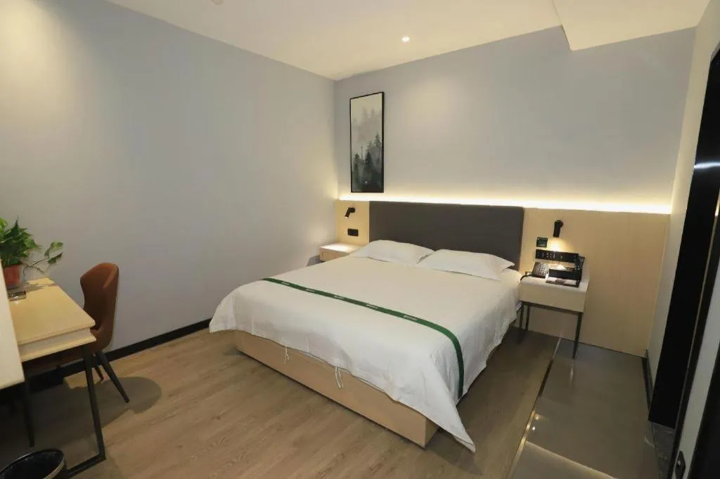 Bed in GreenTree Inn Express Fuyang University Town West High-Speed Railway Station