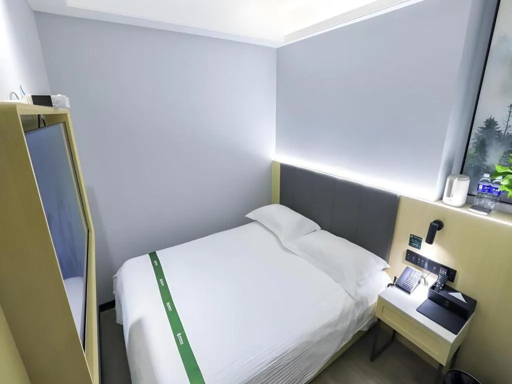 Bed in GreenTree Inn Express Fuyang University Town West High-Speed Railway Station