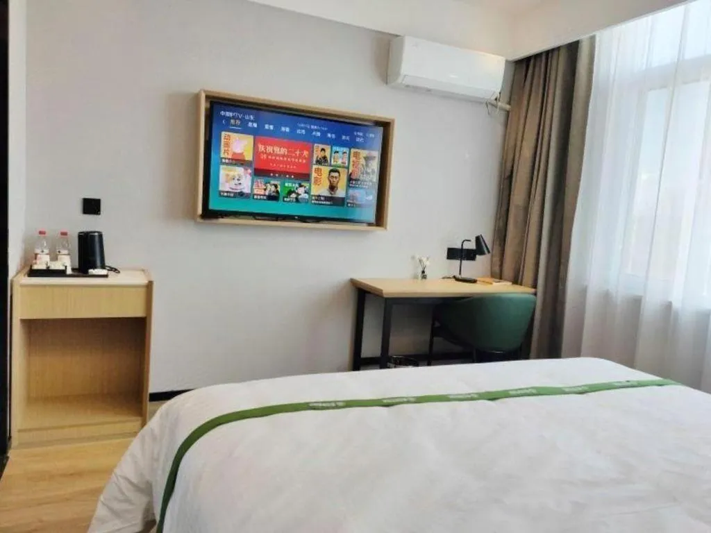 Bed in GreenTree Inn Express Qingdao Jiaodong International Airport