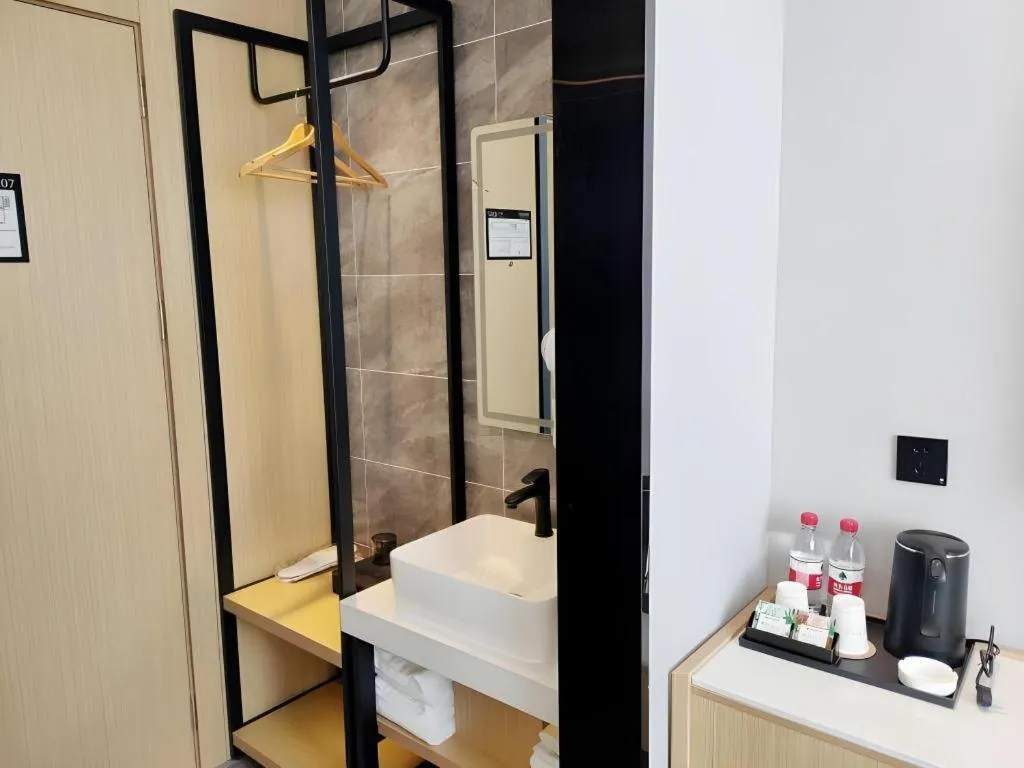 GreenTree Inn Express Qingdao Jiaodong International Airport