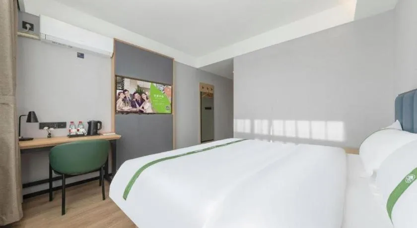 Bed in GreenTree Inn Express Qingdao Jiaodong International Airport