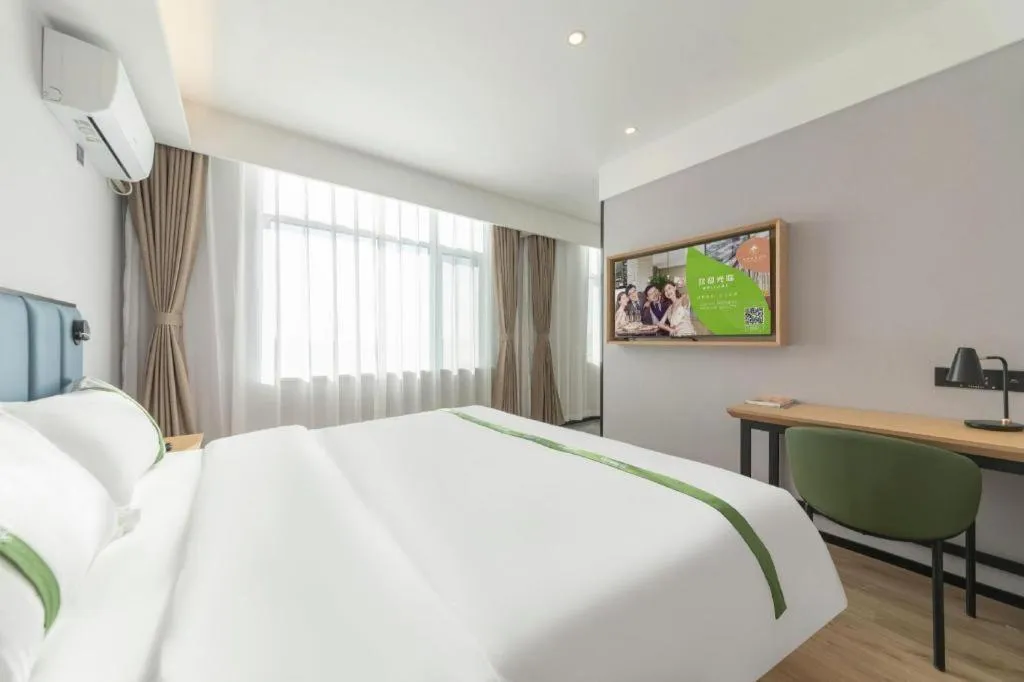 Bed in GreenTree Inn Express Qingdao Jiaodong International Airport