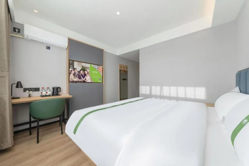 Bed in GreenTree Inn Express Qingdao Jiaodong International Airport