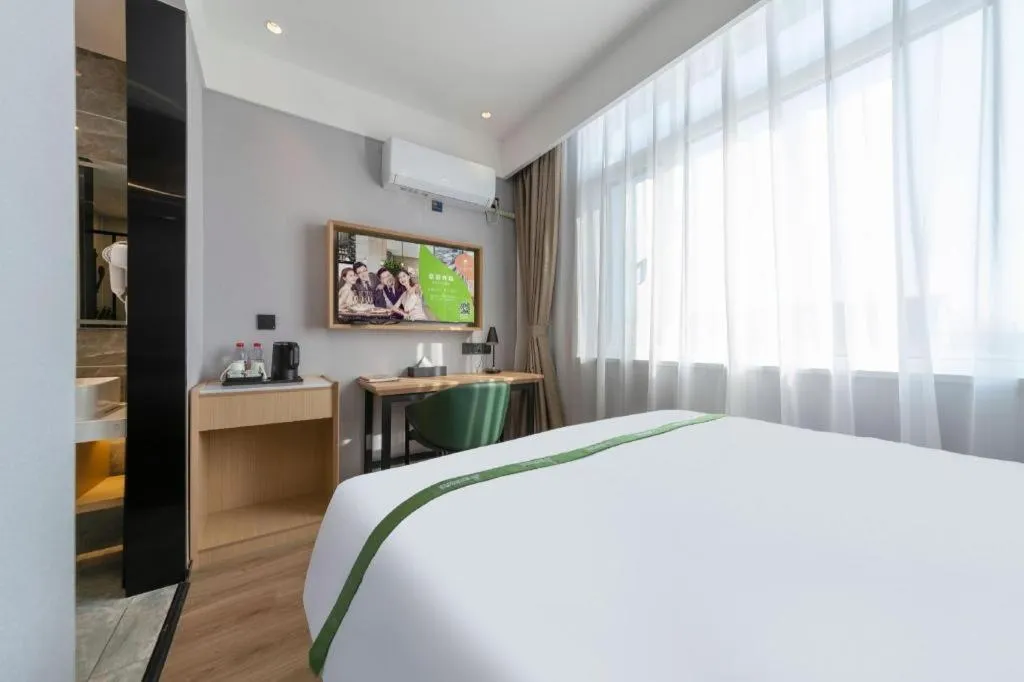 Bed in GreenTree Inn Express Qingdao Jiaodong International Airport