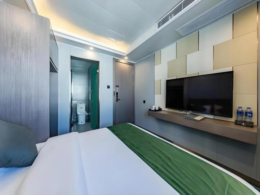 Bed in GELI Kunming North Railway Station Zoo