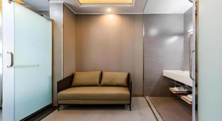 GELI Kunming North Railway Station Zoo