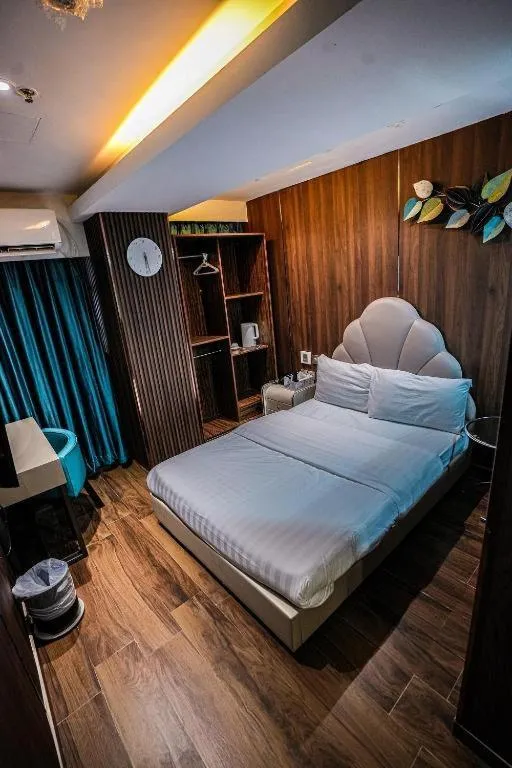 Bed in Sunny Day Hotel