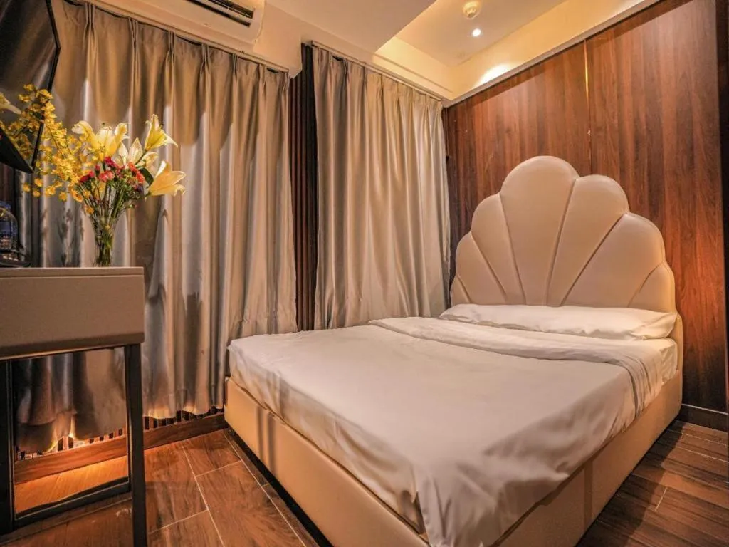 Bed in Sunny Day Hotel