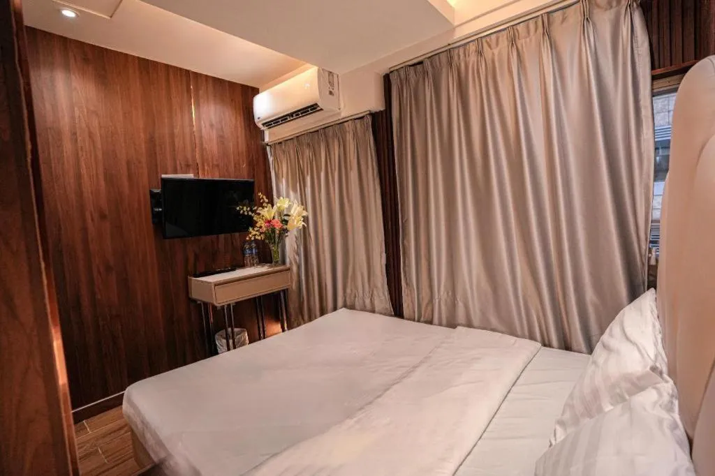 Bed in Sunny Day Hotel