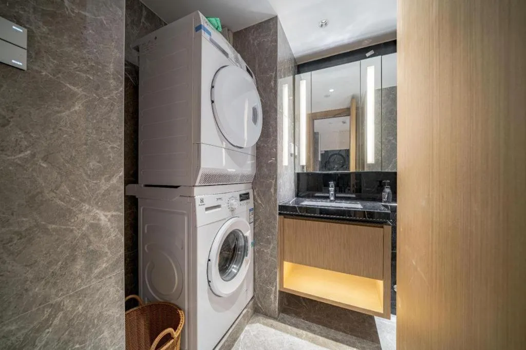 F-TOWN Fangtang Hotel (Shenzhen Longgang Tian'an Digital City Huanggekeng Subway Station)