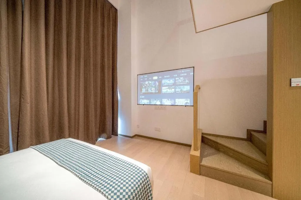 Bed in F-TOWN Fangtang Hotel (Shenzhen Longgang Tian'an Digital City Huanggekeng Subway Station)