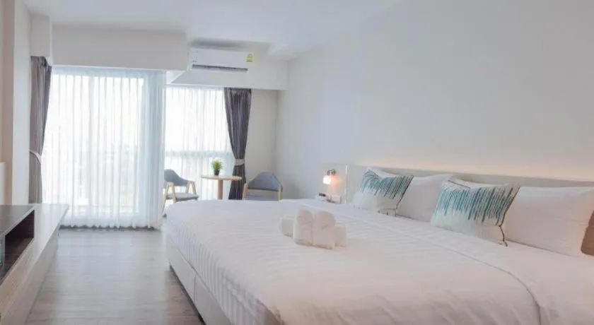 Bed in Analynn Hotel