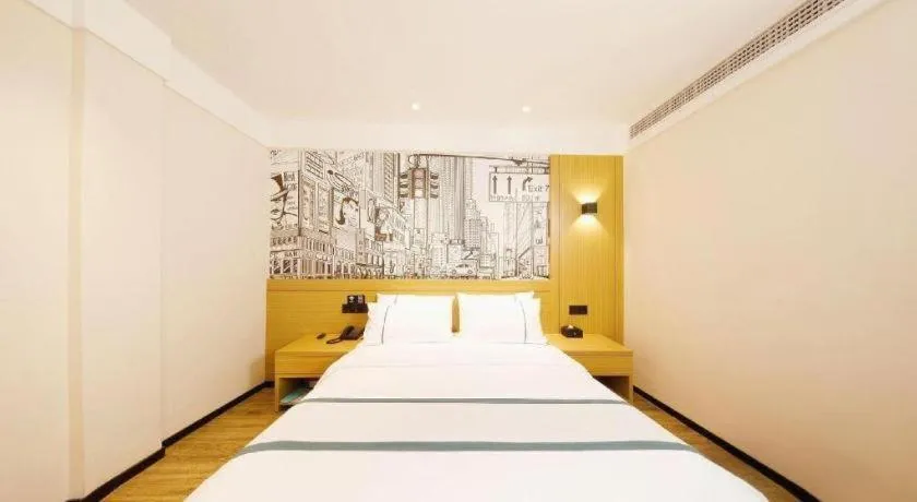 Bed in City Comfort Inn Wuhan Yangtze River Bridge Yellow Crane Tower