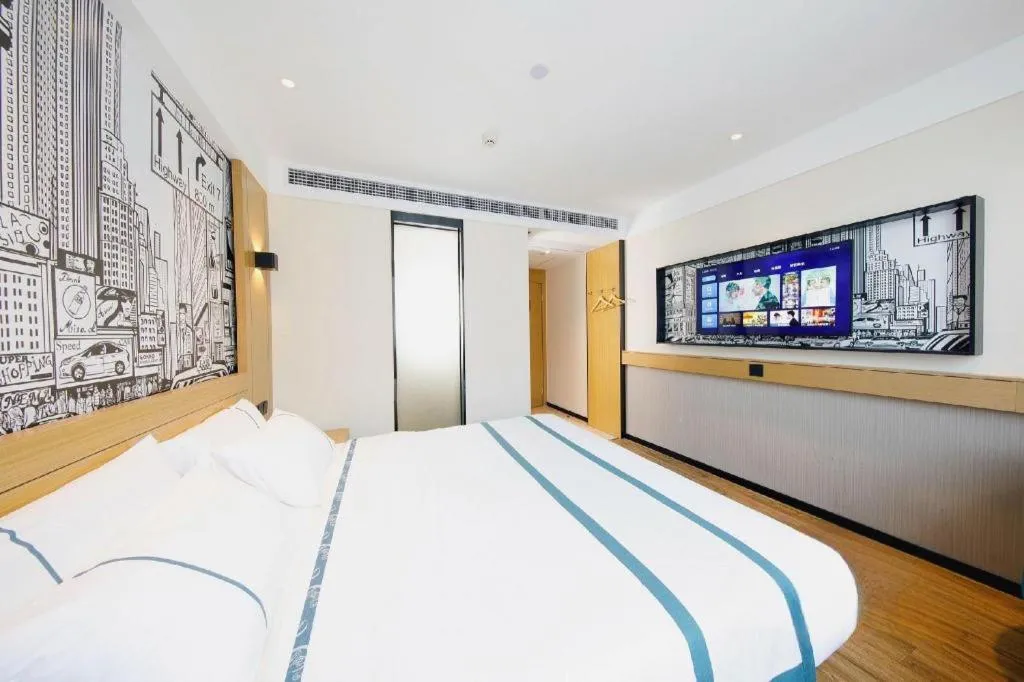 Bed in City Comfort Inn Wuhan Yangtze River Bridge Yellow Crane Tower