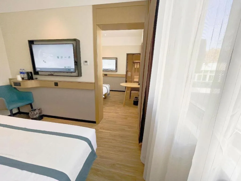 Bed in City Comfort Inn Wuhan Yangtze River Bridge Yellow Crane Tower