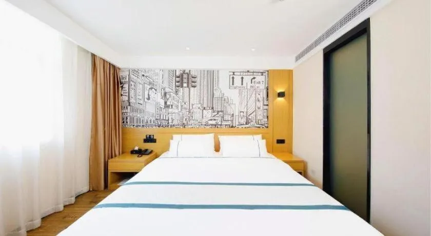 Bed in City Comfort Inn Wuhan Yangtze River Bridge Yellow Crane Tower