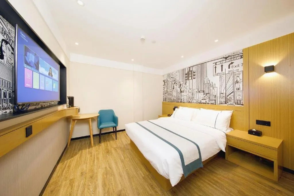 Bed in City Comfort Inn Wuhan Yangtze River Bridge Yellow Crane Tower