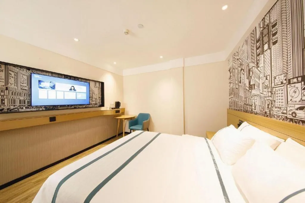 Bed in City Comfort Inn Wuhan Yangtze River Bridge Yellow Crane Tower