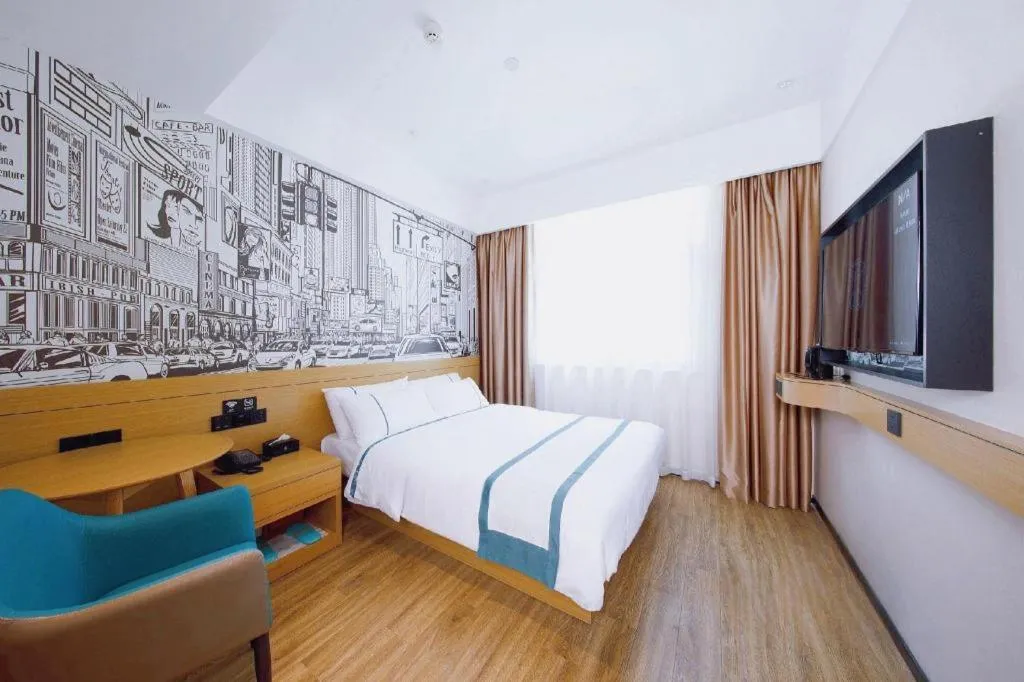 Bed in City Comfort Inn Wuhan Yangtze River Bridge Yellow Crane Tower