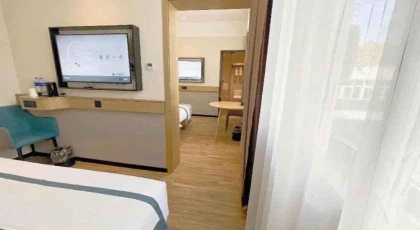 Bed in City Comfort Inn Wuhan Yangtze River Bridge Yellow Crane Tower