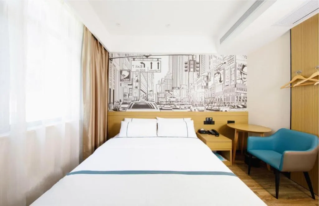 Bed in City Comfort Inn Wuhan Yangtze River Bridge Yellow Crane Tower