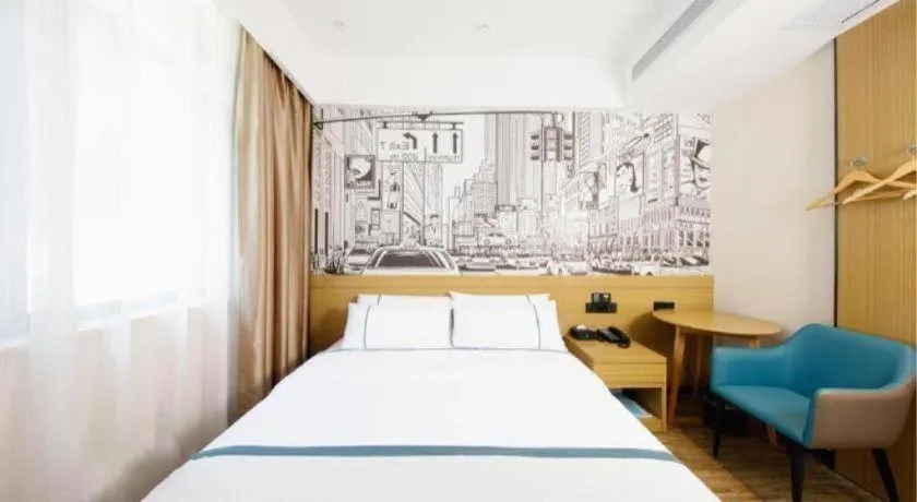 Bed in City Comfort Inn Wuhan Yangtze River Bridge Yellow Crane Tower