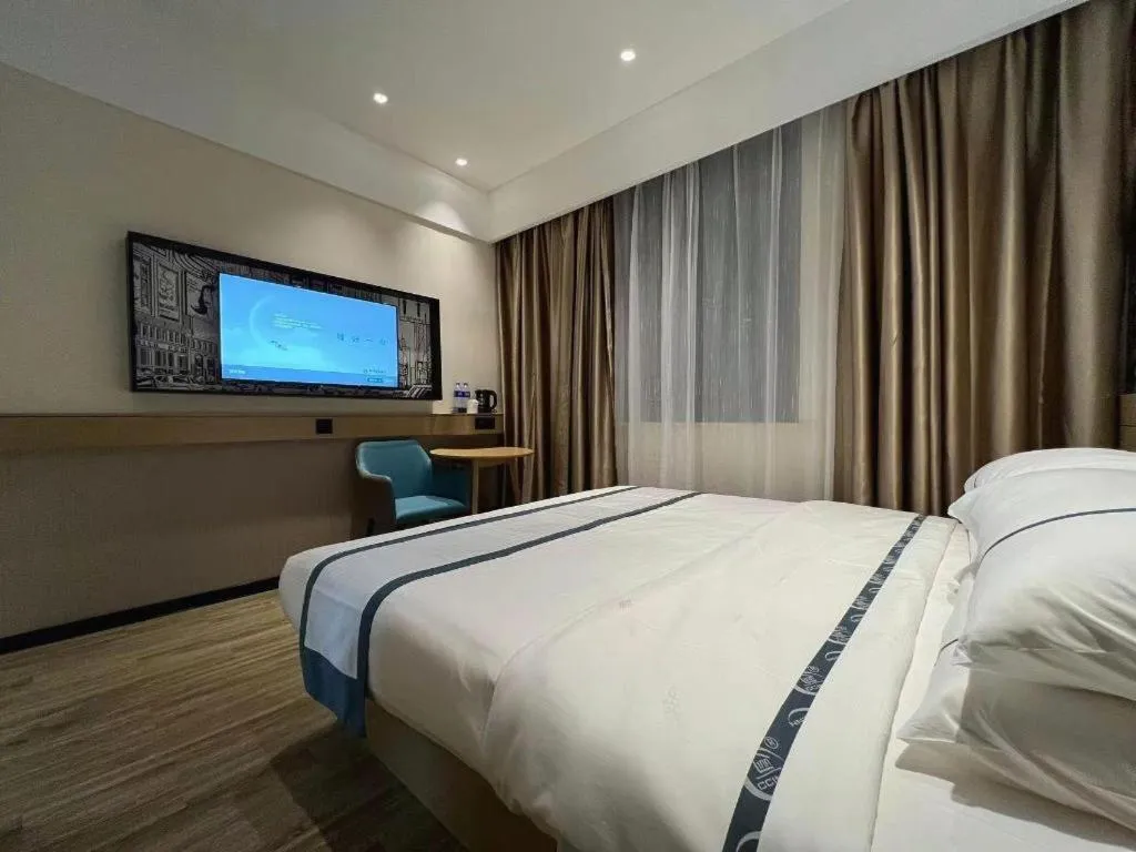 Bed in City Comfort Inn Wuhan Yangtze River Bridge Yellow Crane Tower