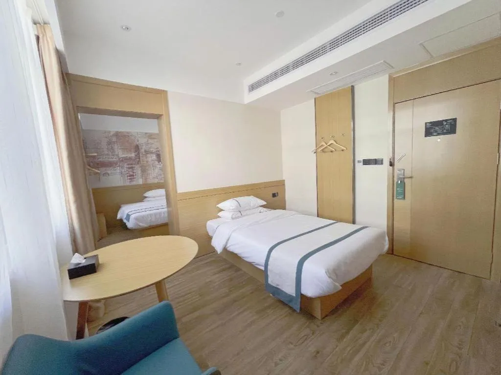 Bed in City Comfort Inn Wuhan Yangtze River Bridge Yellow Crane Tower