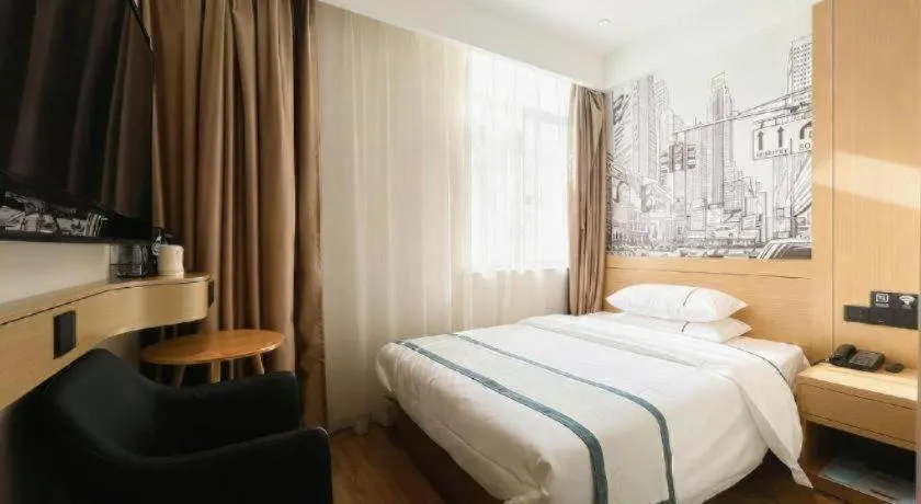 Bed in City Comfort Inn Wuhan Yangtze River Bridge Yellow Crane Tower